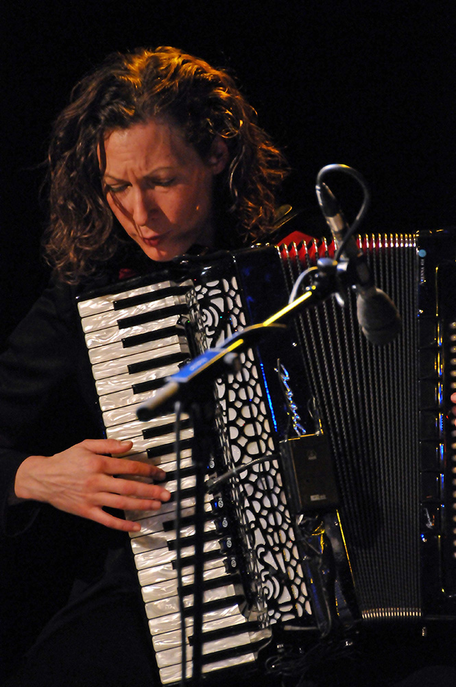 Die Musikerin Bettina Ostermeier am Akkordeon.
