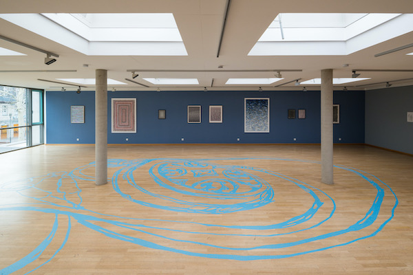 »amulett«, 5. Biennale der Zeichnung, Kunstmuseum Erlangen, blue tape on floor, 2019